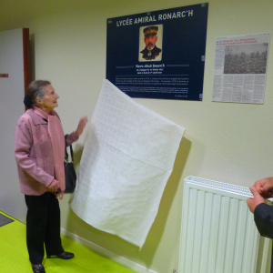 Mme Roy découvre la plaque commémorative